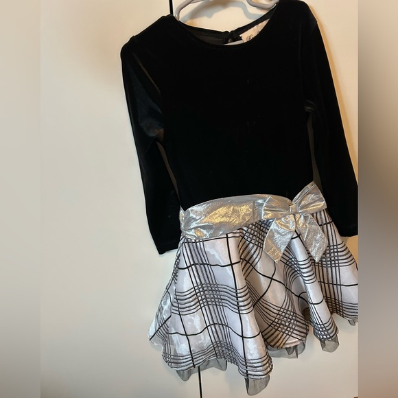 Girl’s 5T fun festive Christmas Holiday dress black and silver - Picture 4 of 11